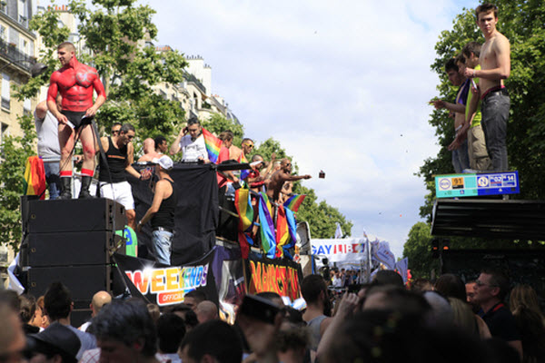 De Paris Gay Pride parade ontsiert zich tegen discriminatie in sport